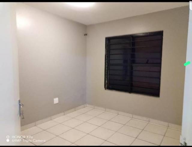2 BEDROOM PROPERTY TO RENT IN LAKEFIELD